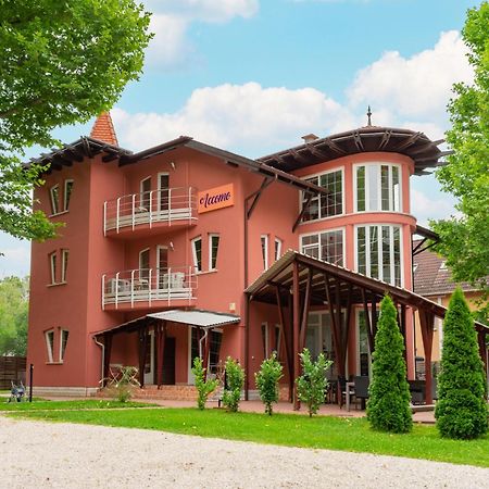 Accomo Apartmanhaz Siofok Luaran gambar